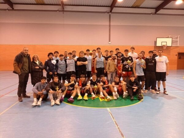 Los equipos Junior y Senior del CB Arganzuela Centro de Madrid, vencedores del  XXII Memorial Pedro Montalbán de Tarancón, ante los equipos locales del CDB Tarancón