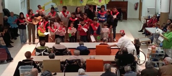 Los villancicos de los colectivos musicales de Tarancón, llegaron a las Residencia de Mayores de la ciudad para acompañar a residentes y personal en estas entrañables fiestas de Navidad.