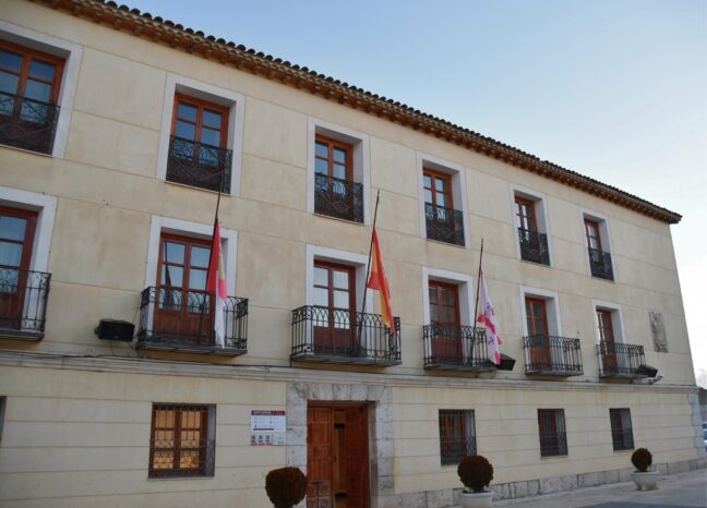 Las banderas de los edificios municipales de Tarancón ondean a media asta por las víctimas del accidente ferroviario de Adamuz