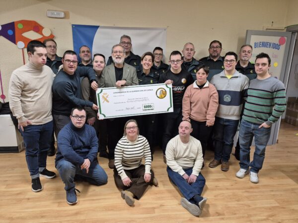 La Guardia Civil entrega a la Asociación ADOCU un cheque solidario