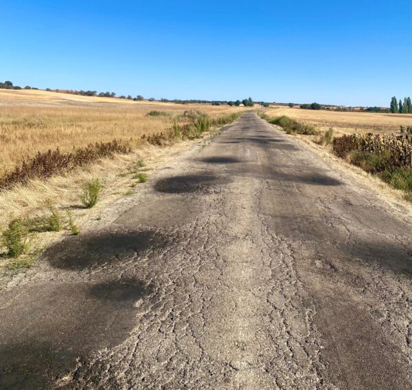 Cayetano Solana denuncia el estado “tercermundista” de la carretera que conecta Torrebuceit y Palomares del Campo