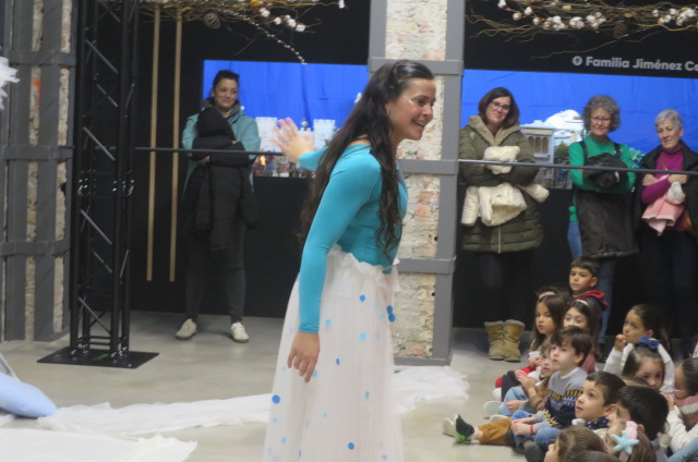 El segundo teatro infantil “Oficina de Correos de Navidad” muy interactivo con los niños y niñas asistentes en el Mercado de las Artes “Luisa Sigea”