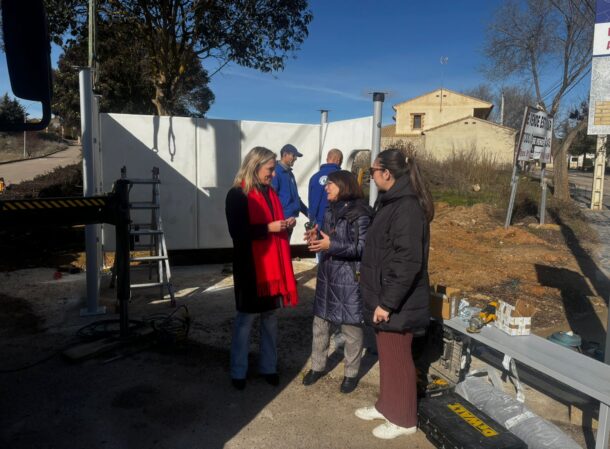 El Gobierno regional comienza en Vara de Rey la mejora de las paradas de autobús en la provincia