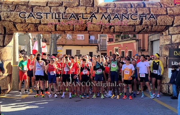 Javier García Pezuela  del CD Atletismo Tarancón vencedor de la IX San Silvestre Paseo de Zapatería y Almudena de la Ossa en féminas del Run Faster en una multitudinaria carrera festiva con la que despedía el año el CD Atletismo Tarancon con nuevo éxito de organización y participación