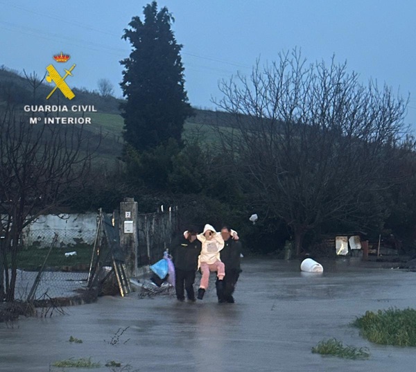 La Guardia Civil rescata a una mujer de 67 años atrapada por una inundación en su vivienda de Alcolea de Tajo (Toledo)