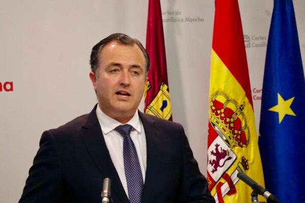David Moreno denuncia que el PSOE se salta las normas y que Sergio Gutiérrez se cuela en las Cortes