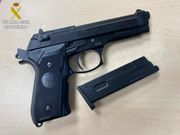 La Guardia Civil investiga a una persona por un delito contra la propiedad industrial e interviene una pistola simulada