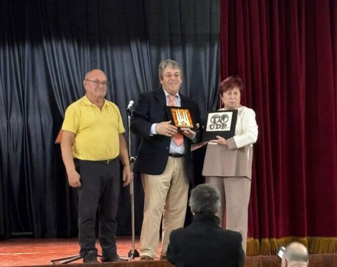 El presidente de UDP en Cuenca, Justo Mora, recibe su reconocimiento de Conquense del año por la Casa de Cuenca en Barcelona