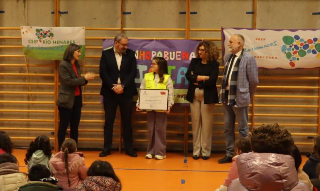 El Servicio 1-1-2 de Castilla-La Mancha visita el centro ganador del concurso de dibujo del Teléfono Único: el colegio ‘Río Henares’ de Guadalajara
