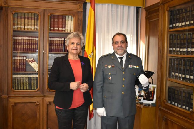La subdelegada del Gobierno en Cuenca recibe en su despacho al conquense Félix Valverde por su ascenso a teniente coronel de la Guardia Civil