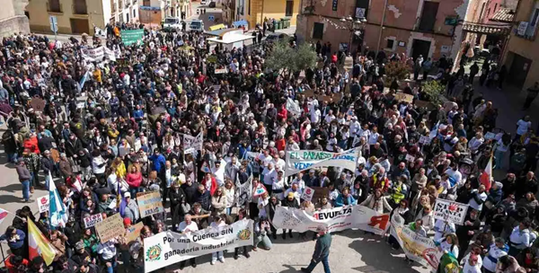 Más de un millar de personas claman en Campos del Paraíso (Cuenca) contra las plantas de biogás