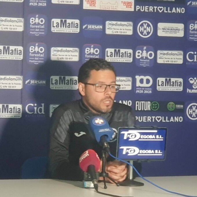 Jorge Cañete, entrenador del CD Tarancón en Sala de Prensa, lo vemos dolido por el resultado y hace una valoración “negativa” por la derrota entre “dos rivales directos”.