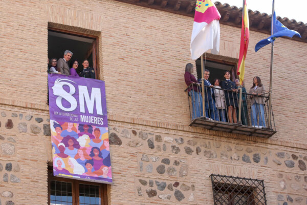 La Delegación del Gobierno despliega la pancarta con motivo del Día Internacional de las Mujeres