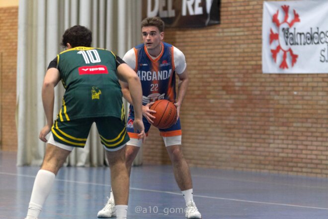 El baloncestista Eduardo Bricio “Edu” en los play off de ascenso a Tercera Federación de Baloncesto con el equipo Suministros Industriales de Arganda en el que milita esta temporada