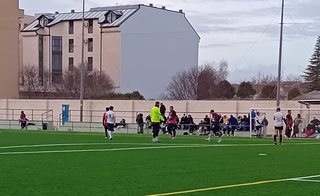 En la liga local de futbol Siete, Memorial David Gómez, siguen los “movimientos” clasificatorios en la octava jornada y solo queda ya un equipo sin puntuar