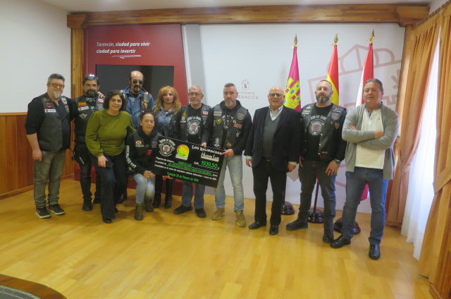 El Moto club Los Kalimochos de Tarancon, hacen entrega a la Asociación Pro Salud Mental Nueva Luz, de la recaudación de la III Concentración solidaria organizada por el club