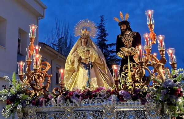 El Cristo del Amor y la Virgen de la Paz recorren las calles del popular «barrio del Congo» en su tradicional procesión de Cuaresma