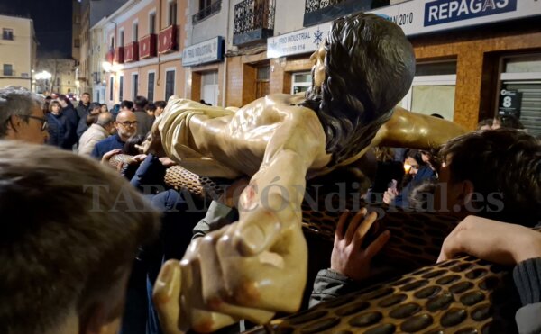 El Vía Crucis de los Jóvenes vuelve a reunir a numerosos fieles en Tarancón durante el Lunes Santo