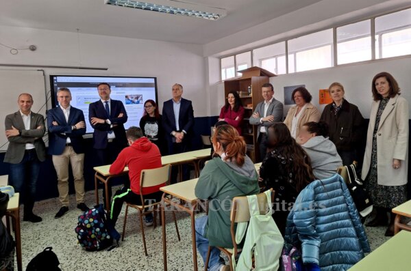 El consejero Amador Pastor visita el CEPA ‘Altomira’ de Tarancón, donde el alcalde solicita un nuevo colegio para mejorar las ratios educativas