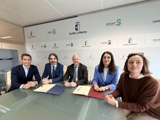 La Consejería de Sanidad y el SESCAM refuerzan la humanización sanitaria con un convenio de colaboración con Sandoz