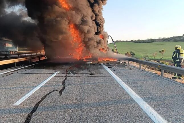 Cortada la A-3 en sentido Madrid en Honrubia (Cuenca) tras la colisión e incendio de dos camiones