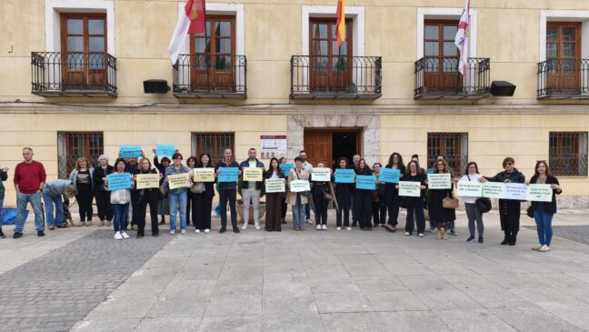 Trabajadores del Ayuntamiento de Tarancón se concentran para pedir a CCOO que desbloquee el convenio colectivo y la RPT