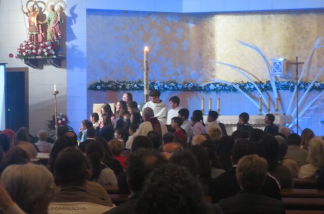 Cinco bautizos (adultos jóvenes), tres primeras comuniones y dos confirmaciones, en la solemne Vigilia Pascual celebrada en la Parroquia San Víctor y Santa Corona