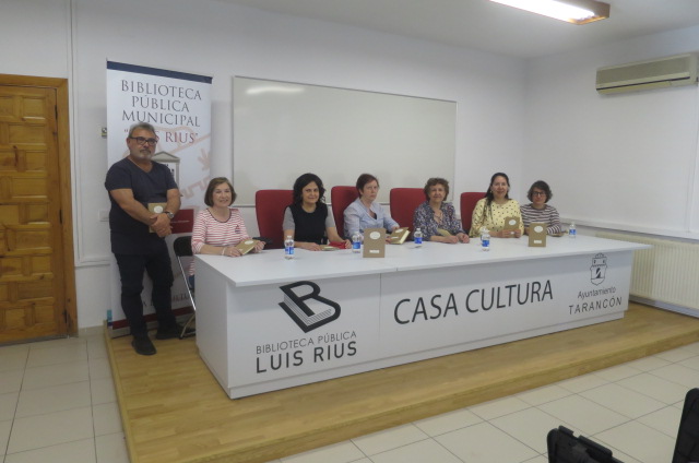 “La luz parpadea oscura” libro de poemas surgido del Taller de Poesía que dirige Juan Ramón Mansilla se ha presentado en la programación del Dia del Libro en la Biblioteca y recoge poemas de seis componentes del Taller.