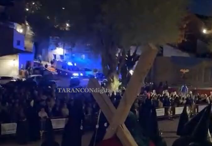 Una mujer es atendida por una ambulancia tras sufrir una caída durante la procesión de Paz y Amor en Tarancón