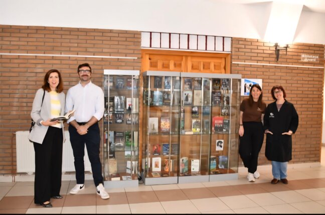 La Biblioteca Luis Rius acerca al público las historias de televisión a través de los libros en una nueva exposición