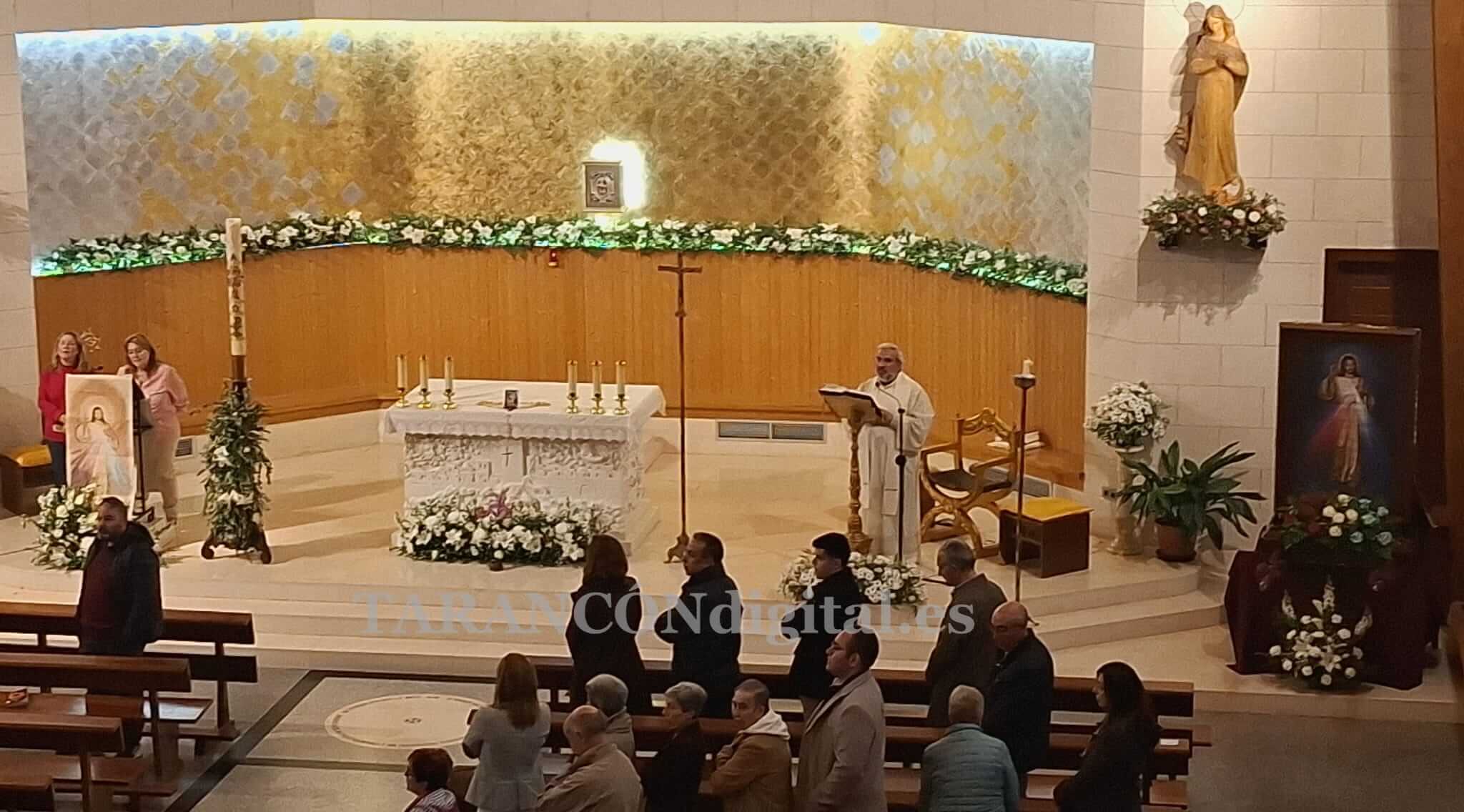 La lluvia obliga a celebrar la procesión de la Divina Misericordia en el interior del templo parroquial de San Víctor y Santa Corona en Tarancón