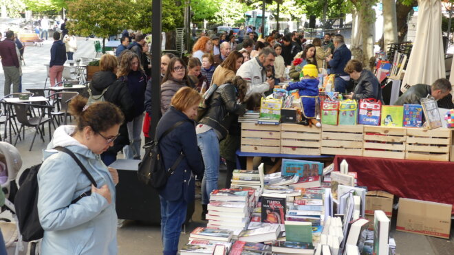 La plaza de la hispanidad vuelve a ser el epicentro de la lectura con la celebración del día del libro este 23 de abril