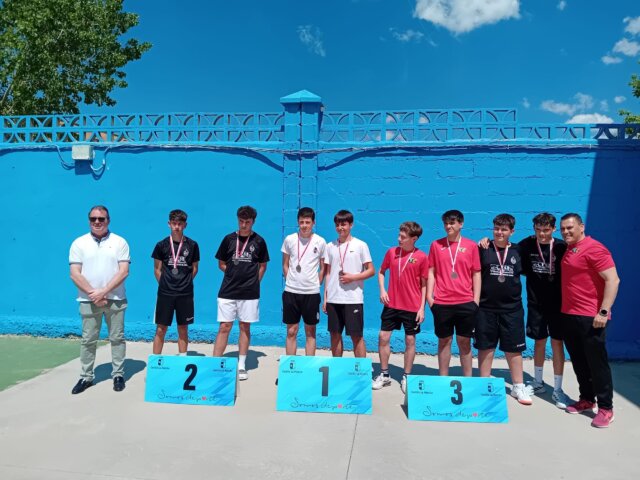 Cincuenta y cuatro parejas, de las categorías alevín, cadete e infantil, masculino y femenino, participan en la jornada comarcal de Pádel en el pistas del Estadio Municipal