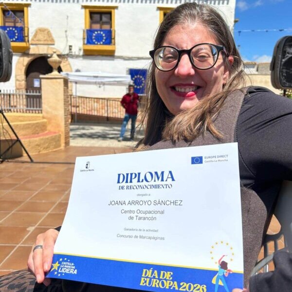 Yohana Arroyo Sánchez, del Centro Ocupacional de Tarancón, gana el concurso de marcapáginas del Día de Europa