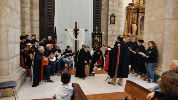 La Rondalla Cuesta de la Virgen canta los Mayos a la Cruz de Mayo de la Hermandad de Jesús Nazareno