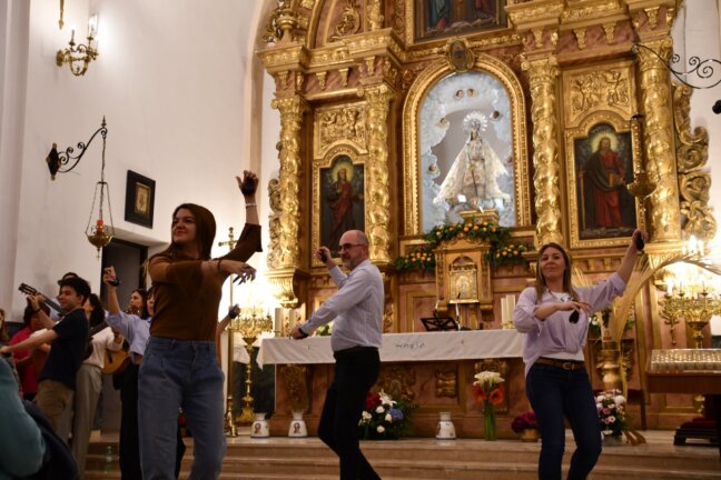 El grupo Caño Gordo canta el Mayo a la Virgen de Riánsares ante numeroso público en su Santuario