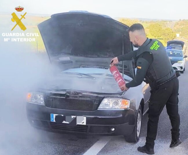 La Guardia Civil auxilia al conductor de un vehículo averiado que comenzó a arder en la autovía A-3