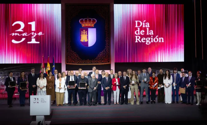 Sara Carbonero y Óscar San Martín, vinculados a Tarancón, han recibido hoy la Medalla de Oro y el título de Hijo Adoptivo de Castilla-La Mancha respectivamente