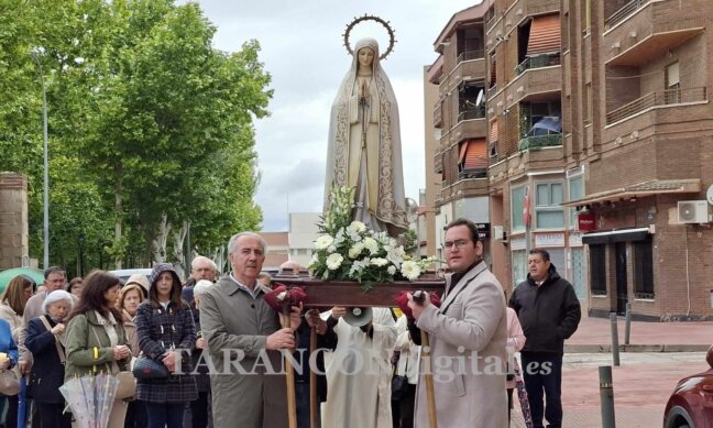 Casi un centenar de personas participan en la Procesión de las Antorchas de San Víctor y Santa Corona