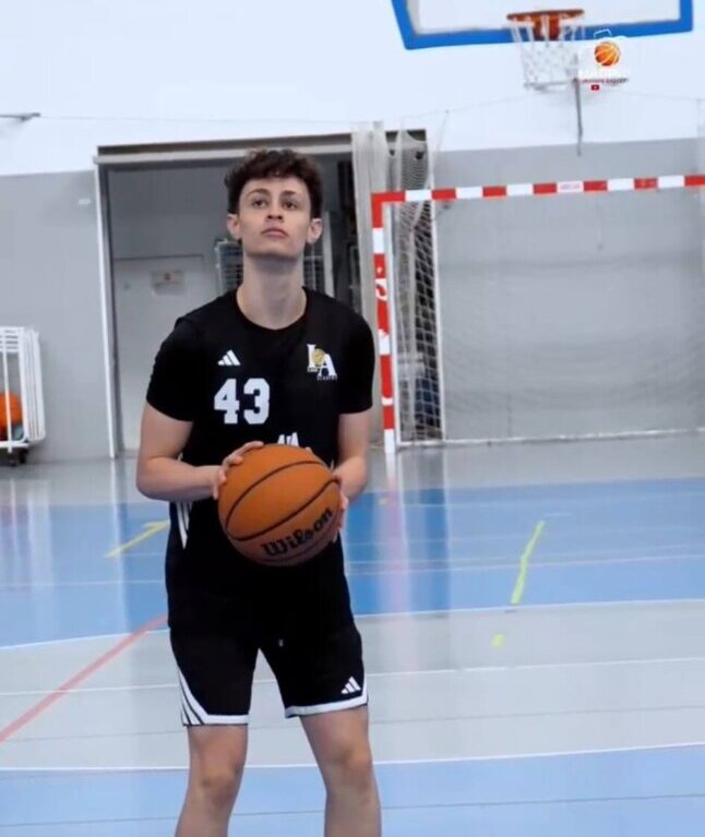 El jugador de baloncesto taranconero, Unai Gonzalez, un valor en alza en el equipo Academia Pablo Laso, con el que  jugara las semifinales de ascenso el próximo fin de semana