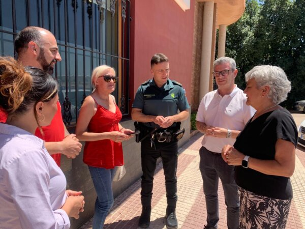 La subdelegada del Gobierno se reúne en Motilla con el alcalde y representantes de la hostelería