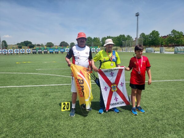 El tirador de arco Benjamín de la Escuela de Tarancón, Miguel Gómez,  campeón regional en su categoría y en veteranos, sub campeón, Jose Maria Párraga Villanueva