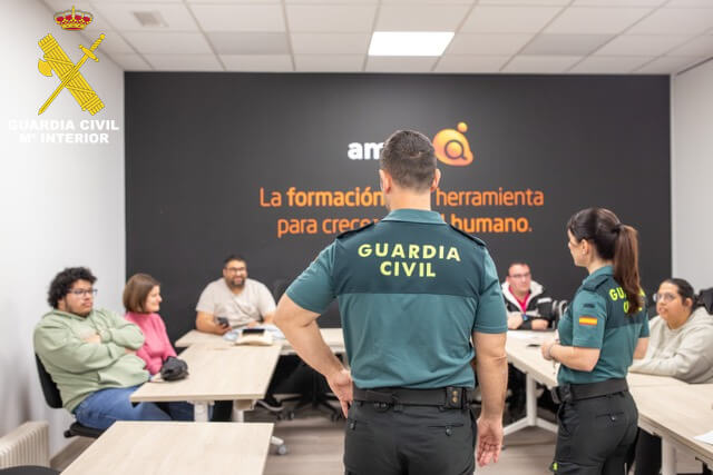 La Guardia Civil imparte un taller deciberseguridad para usuarios de Amiaben Cuenca