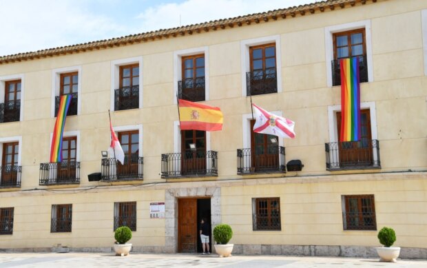 Tarancón inicia la programación del Orgullo LGTBIQ+ con la colocación de las banderas por la diversidad