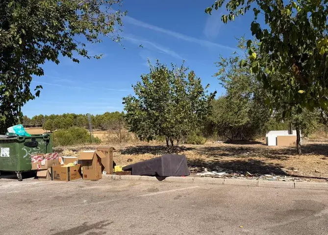 Vecinos de Santa Quiteria denuncian varios días sin recogida de basura y reclaman mayor limpieza en el barrio