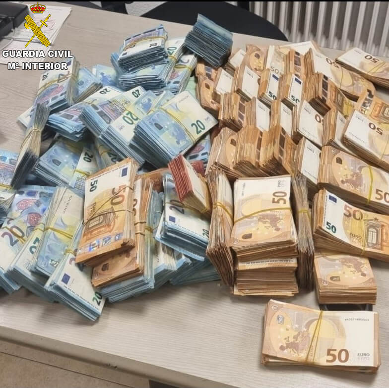La Guardia Civil detiene a dos personas e incauta más de 280.000 euros ocultos en un vehículo en la A-3