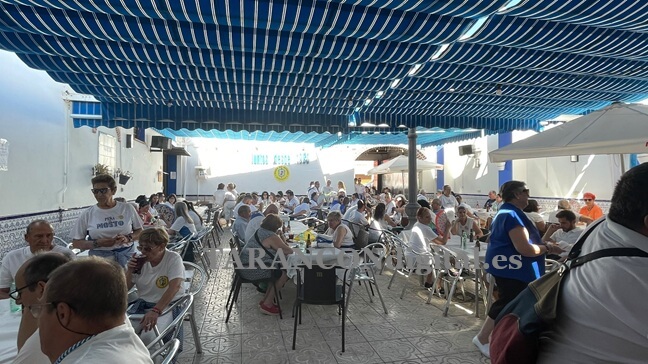 La Peña El Mosto pone el broche a sus comidas de sociedad con la tradicional paella