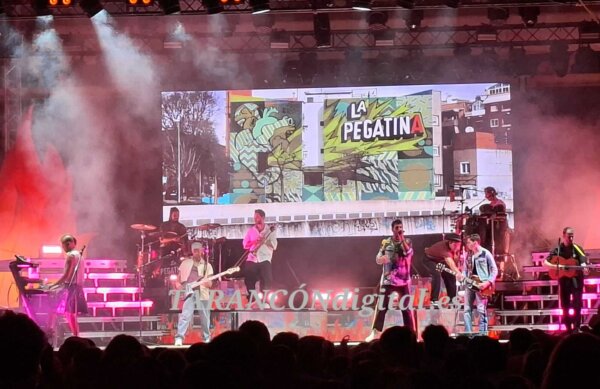 La Pegatina vuelve a conquistar Tarancón con un concierto que hizo bailar al público desde el primer minuto