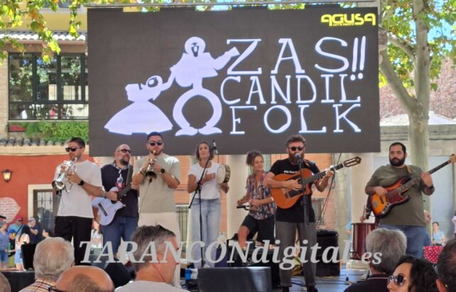 Zas Candil pone a bailar a toda una Plaza del Ayuntamiento llena hasta la bandera durante el mañaneo festivo